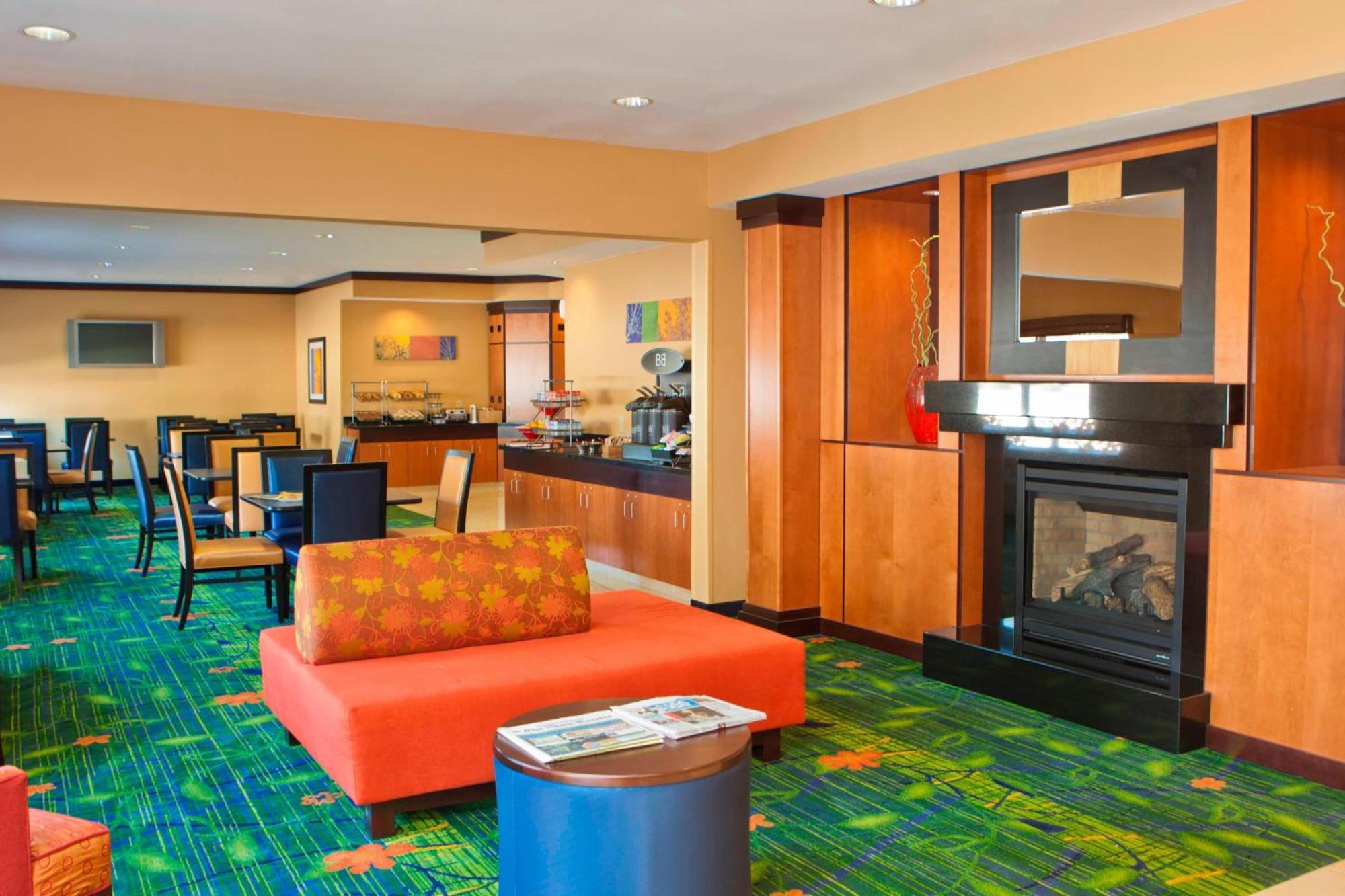 Fairfield Inn & Suites By Marriott שמפיין מסעדה תמונה